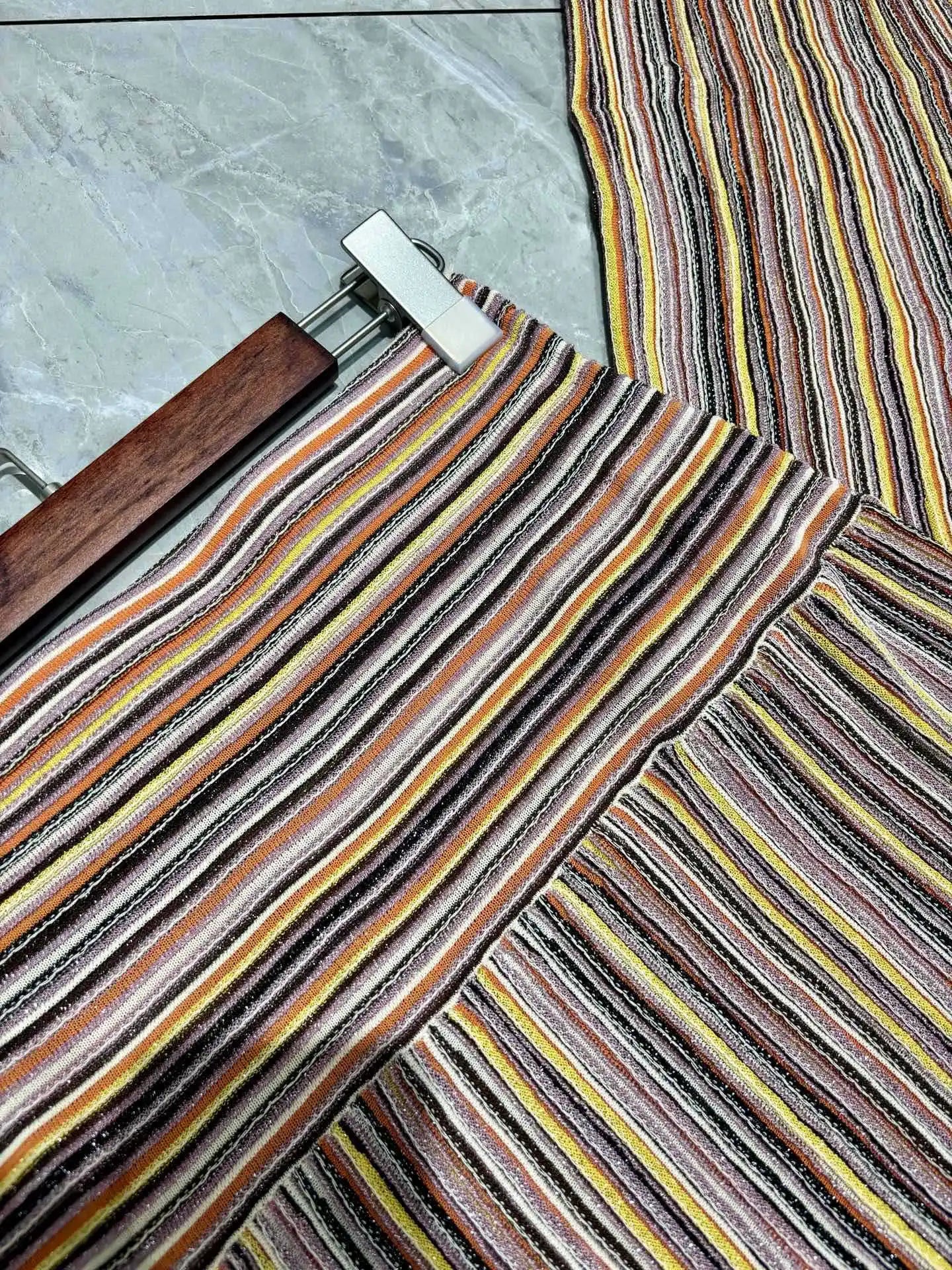 LAYAR – Ensemble tricoté de luxe 2 pièces, haut sans manches à col licou et jupe longue rayée