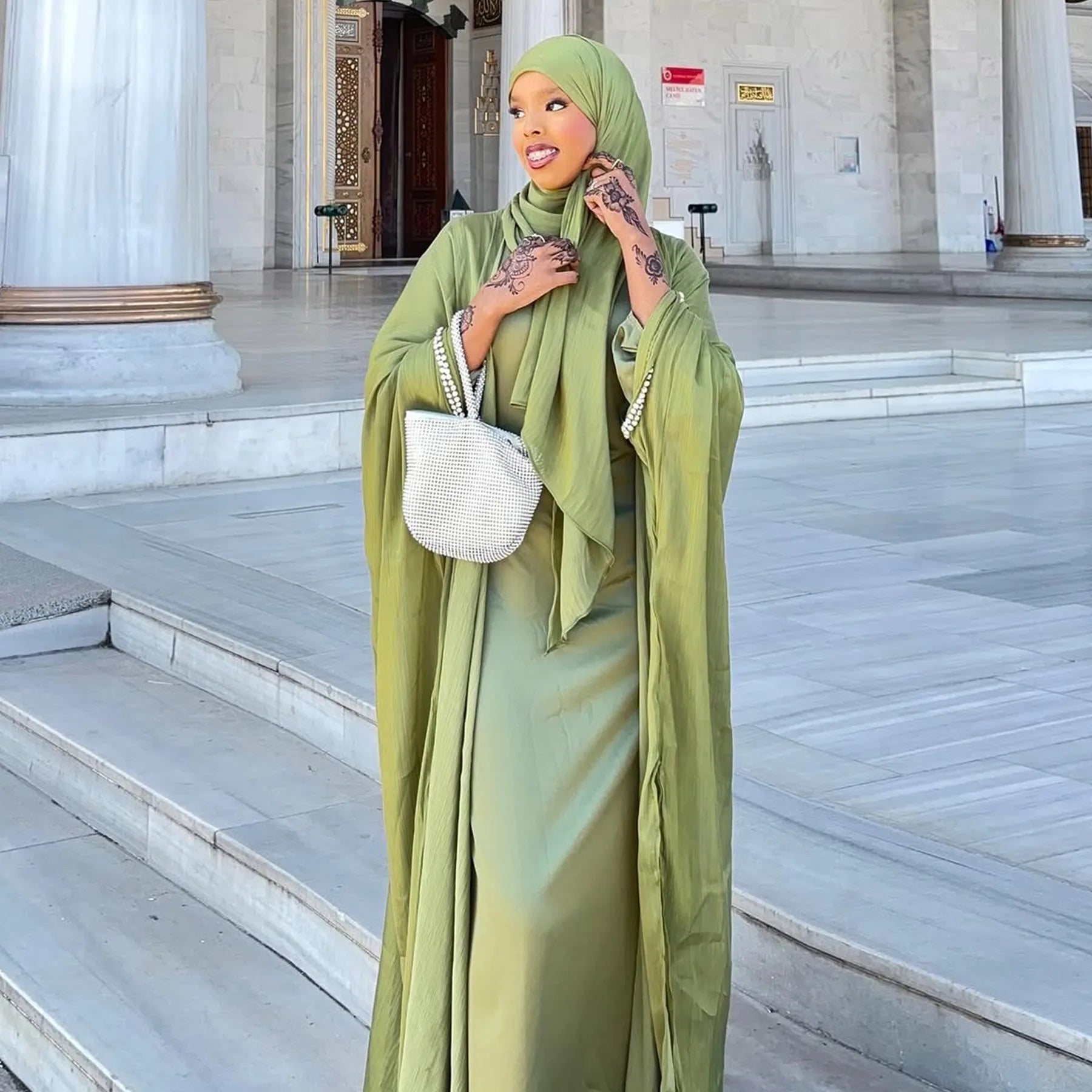 Abaya moderne fluide style Dubai chic