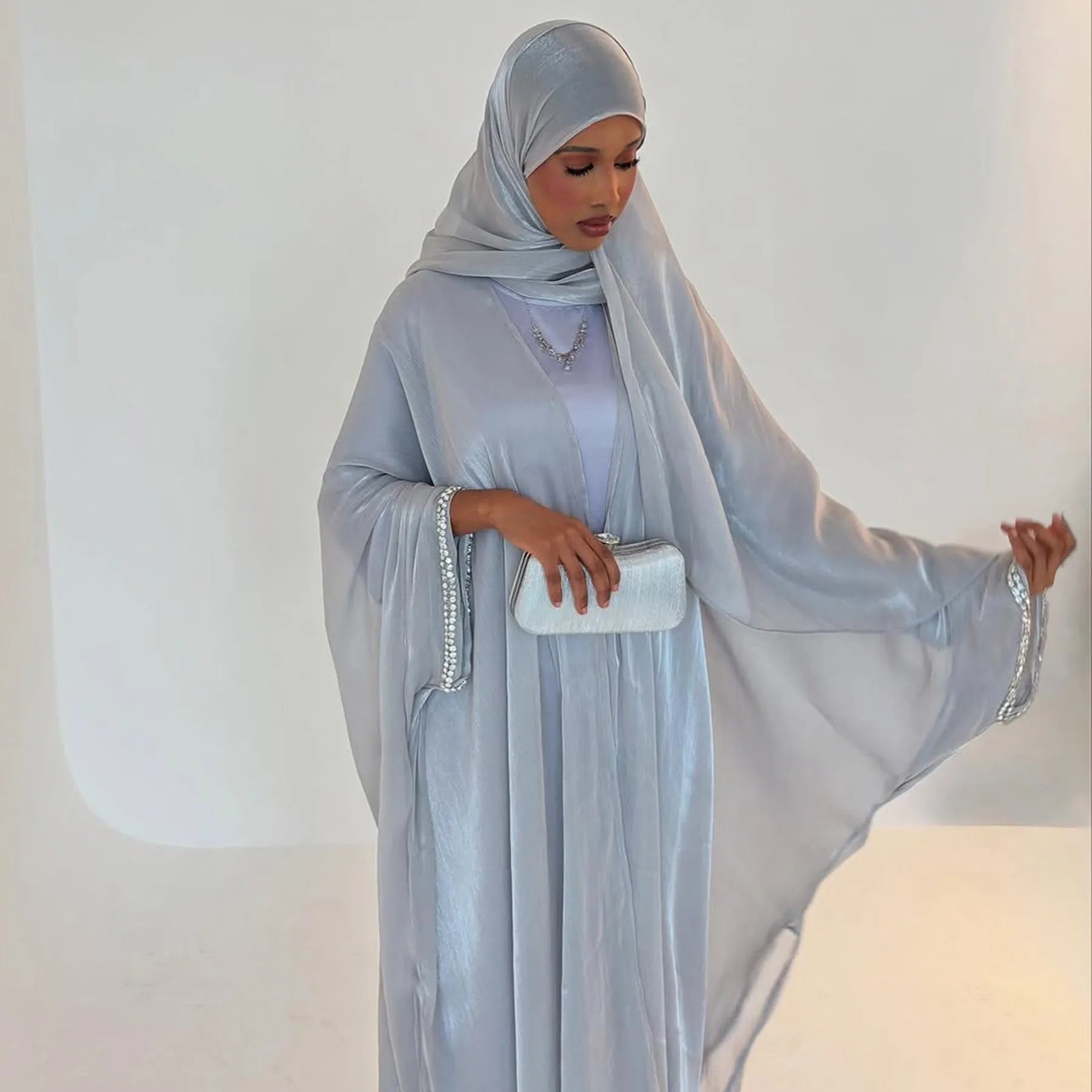 Abaya moderne fluide style Dubai chic